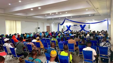 Salle avec bannière ZamZam 2026